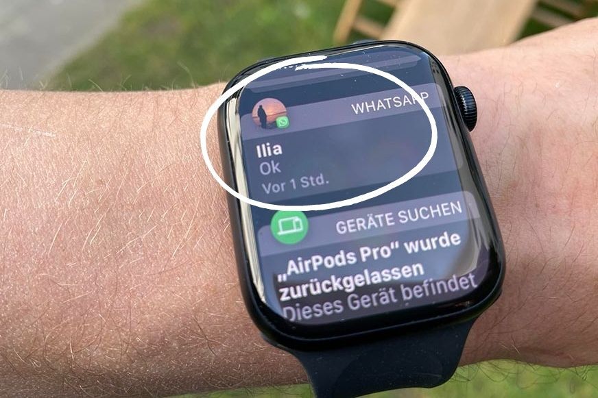 Man sieht eine eingehende Nachricht auf der Apple Watch 7.